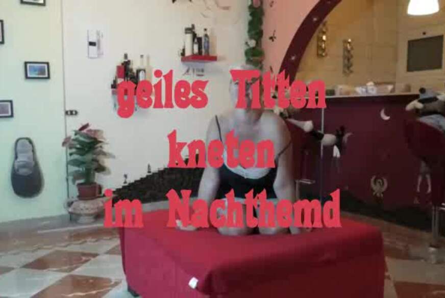 MilfUlrike: Geiles Titten kneten im Nachthemd