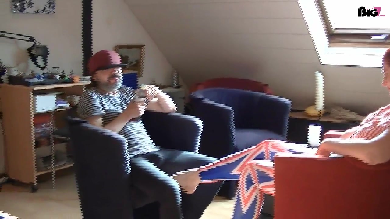 User in Radlerhosen vernascht 1 mm wie ich enge Hosen mag ..wenn sich alles abzeichnet .. grins und ich sehen wie der Schwanz langsam hard wird ... mmm das macht mich an .. da kann ich njicht anders .. als Hand an legen