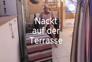 nackt auf der Terrasse
