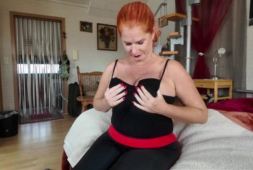 MilfUlrike: ich knete meine d**ken Titten für Dich