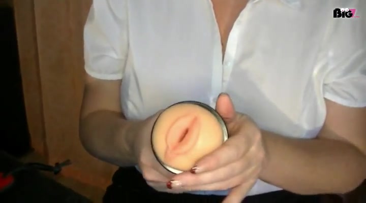 hier zeige ich DIR...wie ich DIR deinen Sklaven Schwanz mit einer Gummipussy abwichsen würde...