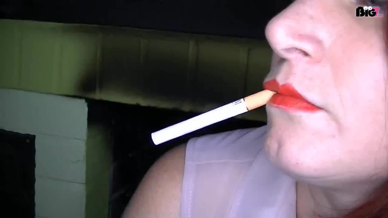 Raucher Pause das entspannt und sieht geil aus...oder