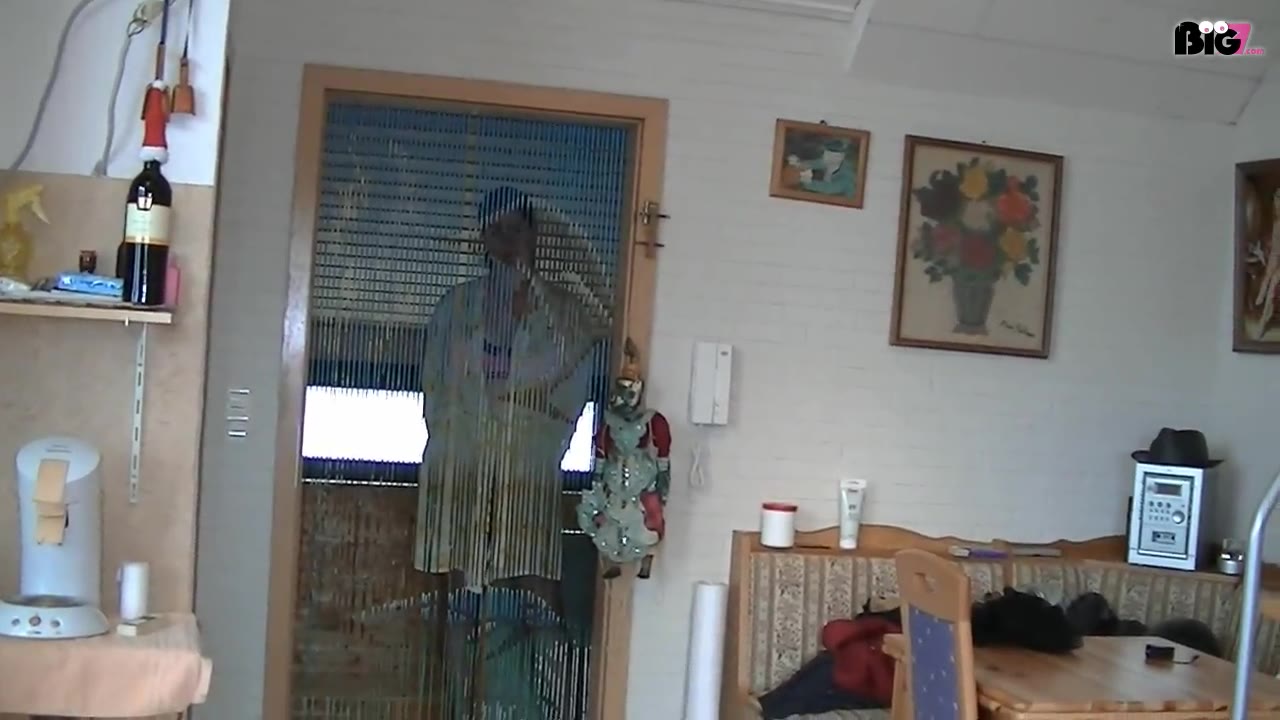 den Hausgast beim wichsen überrascht...hätte ich mri die Gelegenheit entgehen lassen sollen