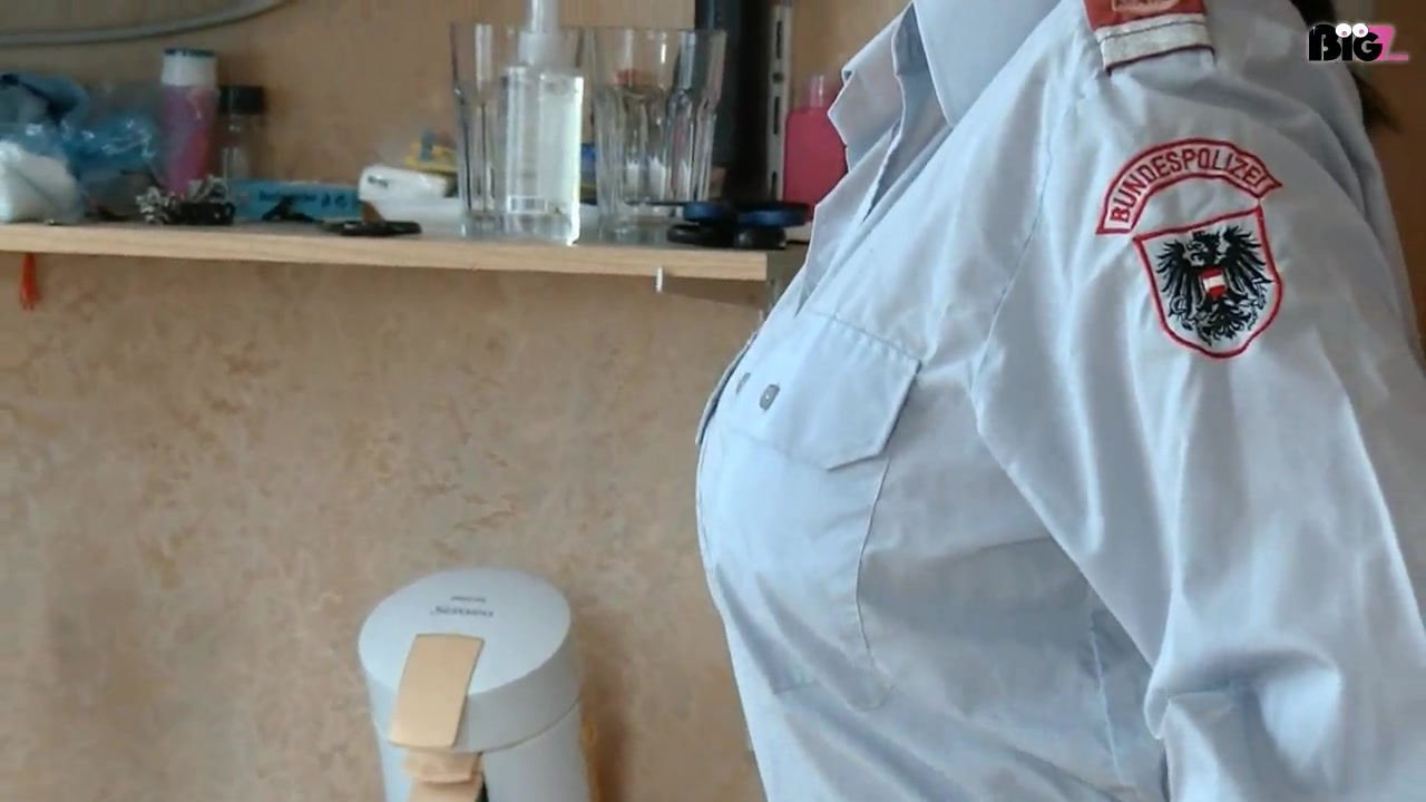 Hilfe meine Freundin ist eine Polizei Schlampe 1 geil - nass und verkommen..so ist sie..meine geile Polizei Schlampe...braucht nur einen Schwanz zu sehen und schon geht sie an den Riemen..saugt,wichst und fickt..egal wann und egal wo...ob mit oder ohne Uniform..wie diesmal kurz vor dem Dienst..