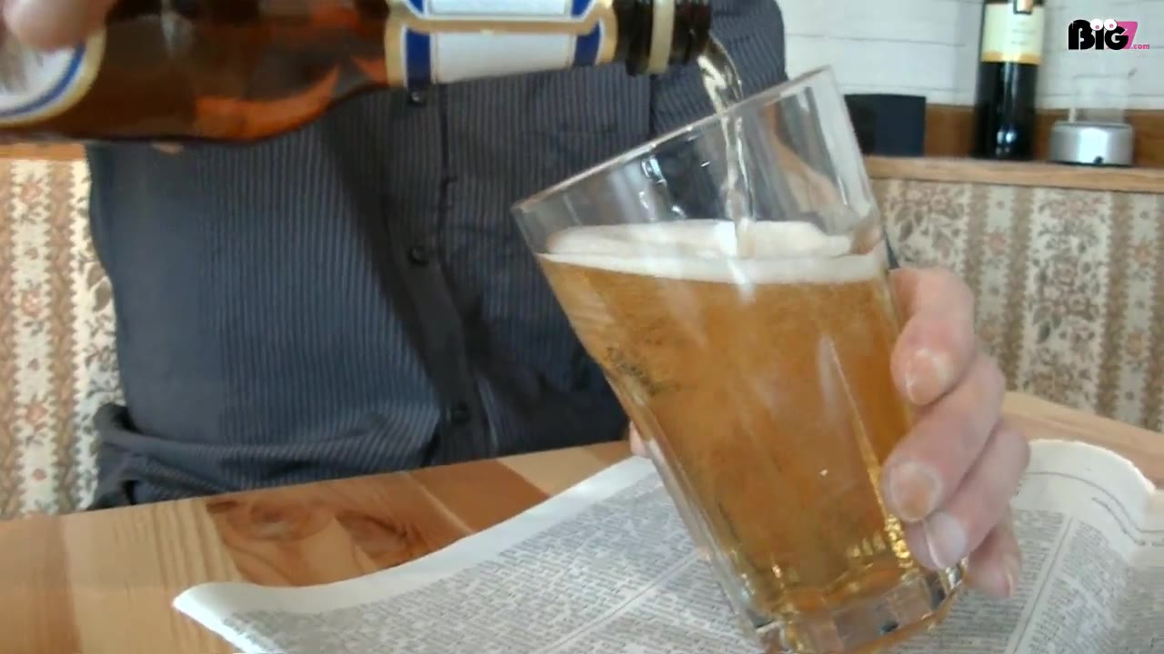 komm Kerl..anstelle Bier zu trinken und Zeitung zu lesen..fick mich..ich soll Dich überzeugen....da krabbel ich doch erstmal unter den Tisch...dann wirst du schon wissen was ich will...