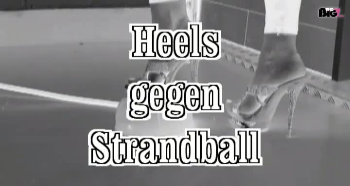 Hells gegen Strandball uhiii was für ein schöner Strandball...ob ich mich auch mit meinen geilen Heels draufstellen kann...hält er das aus....schau es Dir an