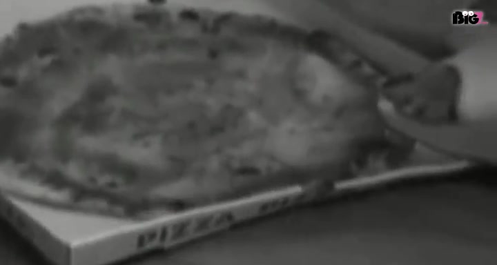 wie möchtest du deine pizza klein oder ganz klein...so verteile ich gerne die Pizza..ein geiles Gefühl