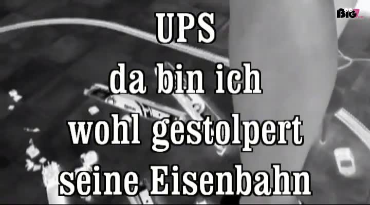 ups da bin ich wohl gestolpert  - seine Eisenbahn UPS da bin ich wohl gestolpert...und seine Eisenbahn war aufgebaut...ob er es mir wohn glaubt wenn ich sage das es ein Erdbeben war