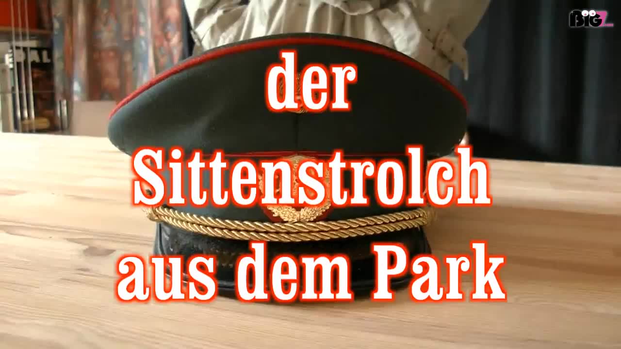 der Sittenstrolch aus dem Park da war er wieder ...der Sittenstrolch aus dem Park...diemal hatte ich Ihn festgenommen....und beim Verhör öffnte der Typ seinen Mantel...hmmm....was er konnte...kann ich schon lange...also zeige ich Ihm mal was ich zu bieten hatte...und es gefliel Ihm ...geil leckte er meine nasse heisse Sittenpussy...da geht doch noch mehr