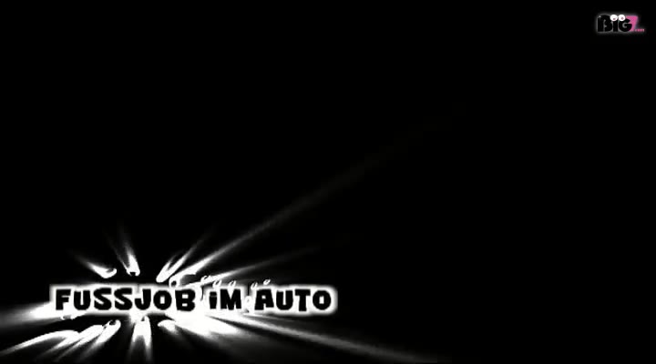 per Anhalterin unterwegs....und dabei geil dem Fahrer seinen harten Sxchwanz mit den Füssen abgewichst..