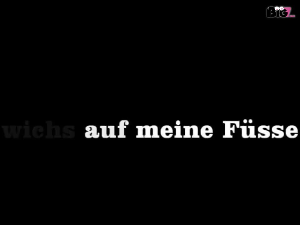 komm melk Dir den Schwanz..wichs mir auf meine Nylonfüsse....so ist geil