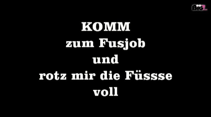 komm zum Fussjob und rotz mir die Füsse voll geil abwichsen und alles auf die Füsse...komm sau sie mir geil ein
(ohne Ton)