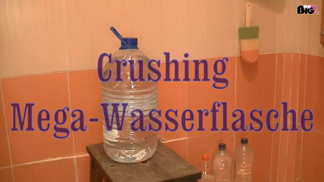 uhhii da sist aber ein geile Flasche..so richtig schon zum crushen....erstmal mit dem Hintern platt drucken ..die Hells tun dann das übrige..schau Dir das geile Fetish Video mal an