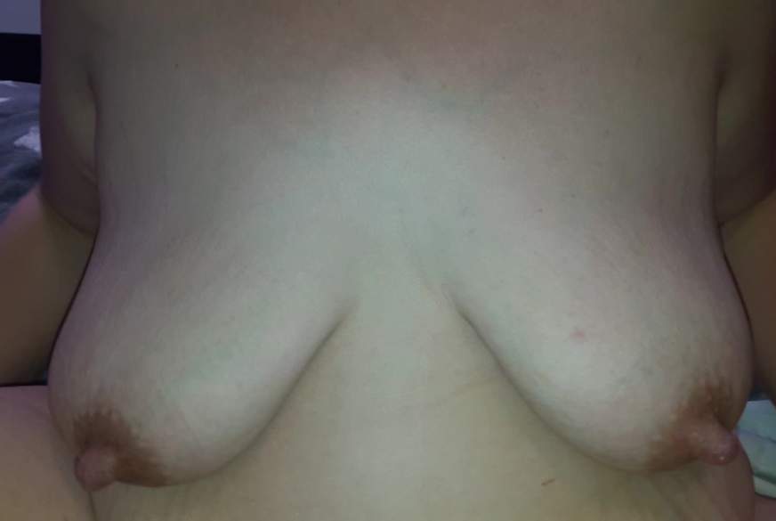 M**iJessy: Auf allen vieren mit der Milchpumpe a********n