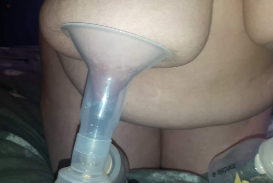 M**iJessy: Auf allen vieren mit der Milchpumpe a********n