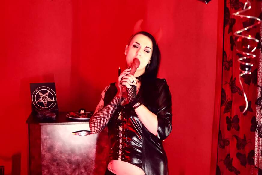 6eve6black6: Teuflisches Gothic-m*****n im Wetlook-Mantel