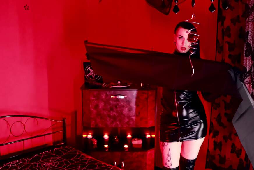 6eve6black6: Ölspiel mit einem Glasdildo,dunkel und schmutzig