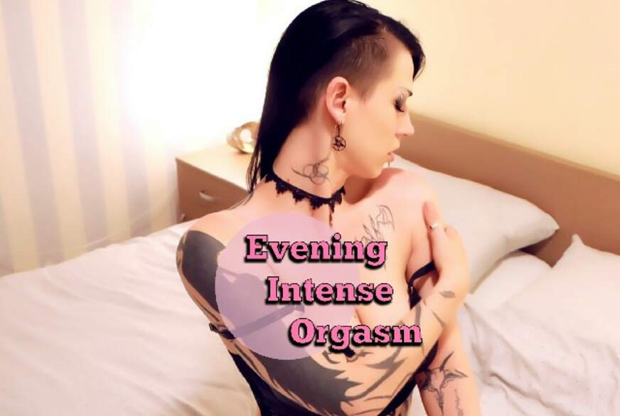 6eve6black6: Intensiver Orgasmus am Abend  Dessous und Spielzeugspiel