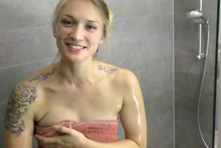 Heiße Duschsause - Bespannt und v***********t von Fiona-Fuchs