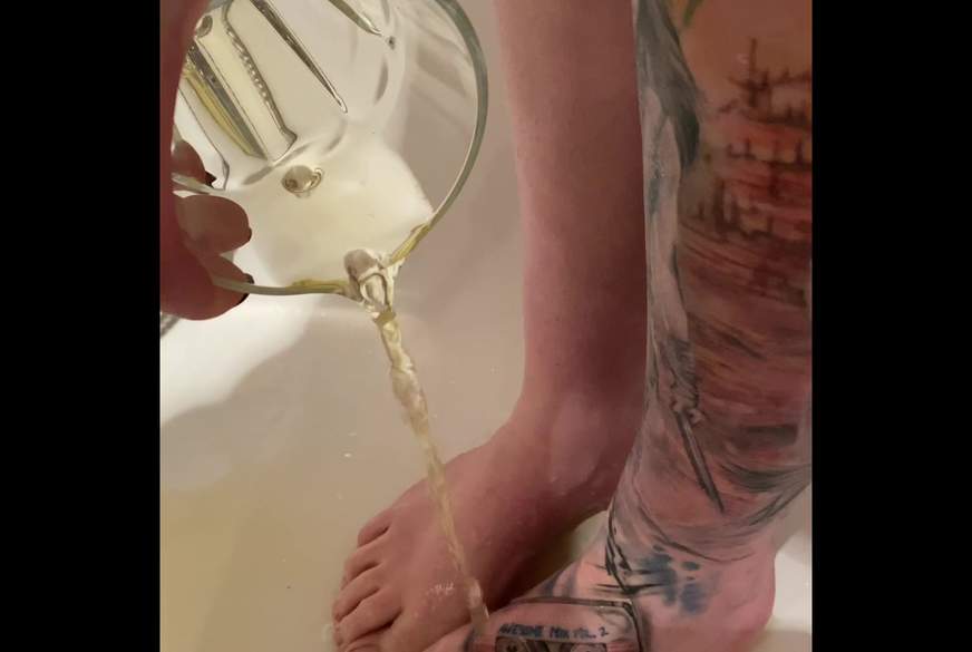 Ein Schluck Sekt frisch abgefüllt ? von PurPurDeluxe
