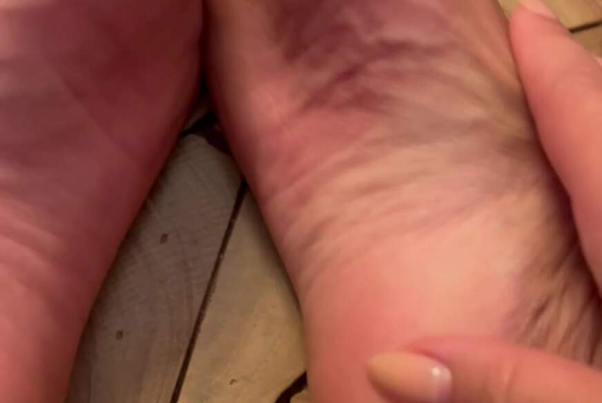 P***yDesire: Welcher Fussliebhaber will mir am Ende des Abends meine Füße massieren ?