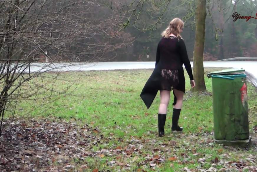 Young-Lara: Rastplatz P**s in neuen Gummistiefeln...