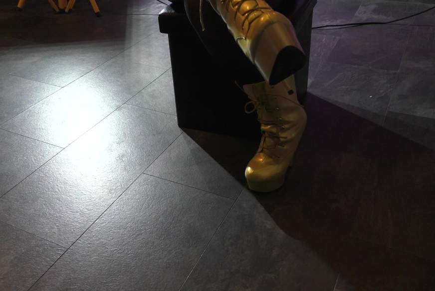 goldene Plateaustiefel ausziehen von DominaLadySusan pic2