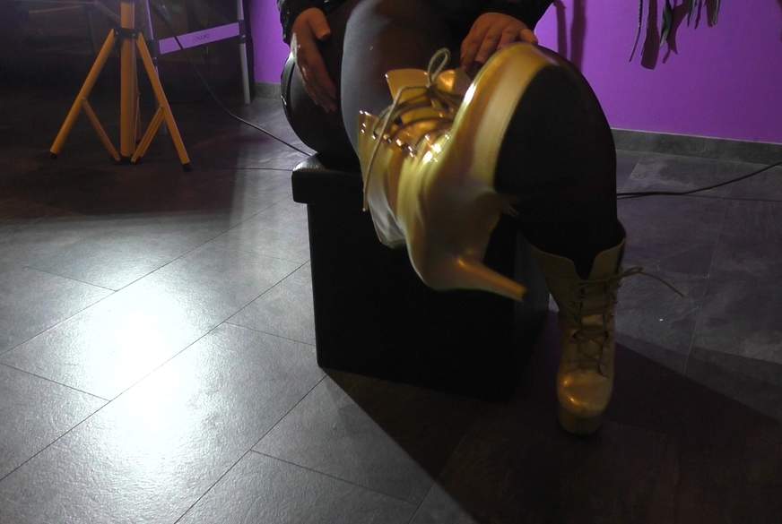 goldene Plateaustiefel ausziehen von DominaLadySusan pic3