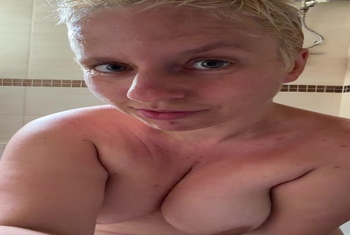 beim Duschen P***y rasiert und tief g*******t