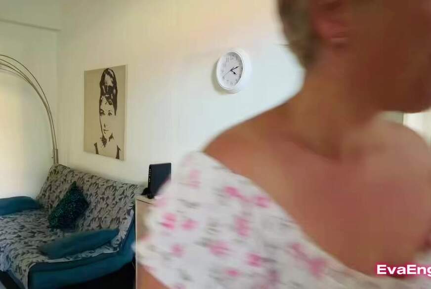 W************g auf der Couch Deutsche MILF übernimmt die Kontrolle über deinen S*****z von Eva-Engel pic1