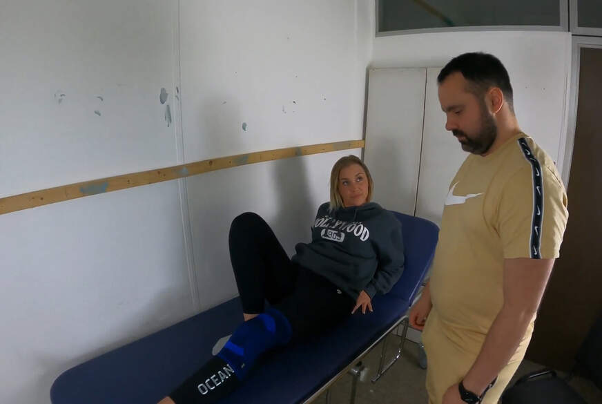 DerPornobeamte: Physiotherapeut? Ich bin F***therapeut! Larissa komm her mit deiner F***e!