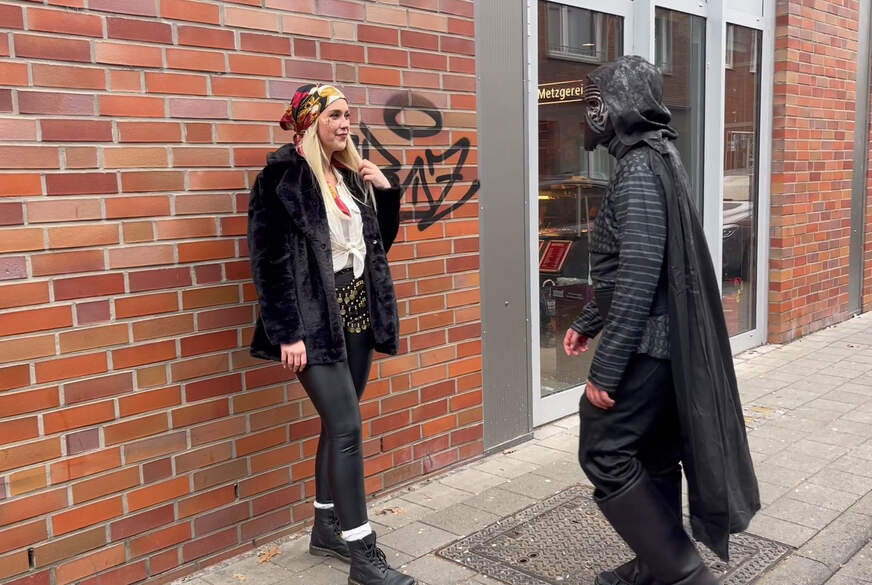 DerPornobeamte: KARNEVAL EXTREM! LarissaBell Angequatscht und D**********t!