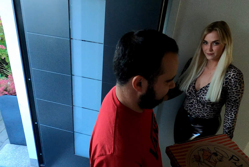 DerPornobeamte: Die heiße LarissaBell bezahlt ihre Pizza mit ihrer F***e!
