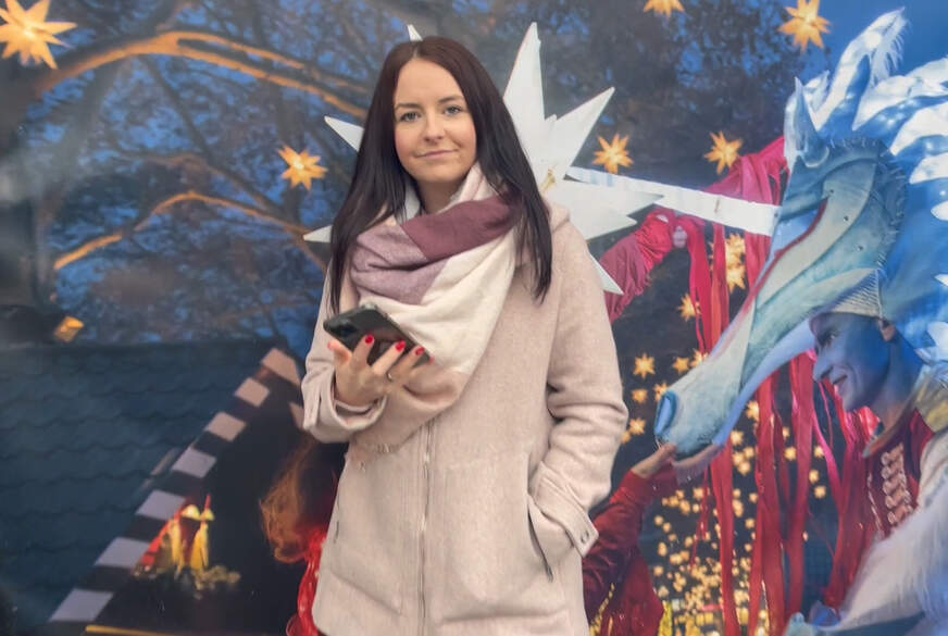 DerPornobeamte: Brave Maus? Von wegen! Weihnachtsmarkt-Flirt endet in hemmungslosem Umkleide-F**k!