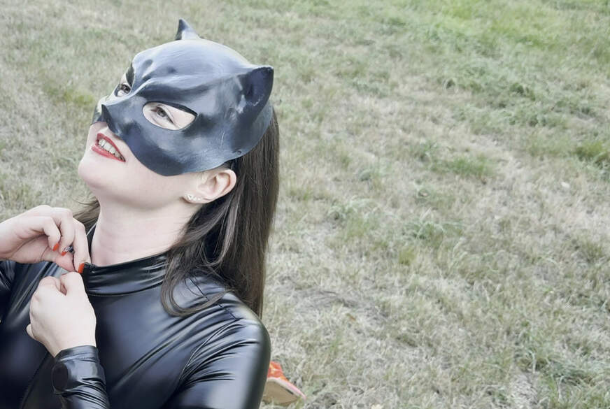 DerPornobeamte: Outdoor erwischt! WetWonder im Catsuit komplett a**********t!