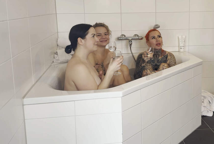DerPornobeamte: B**sbar im Whirlpool! Die drei S*******n werden h**t rangenommen!