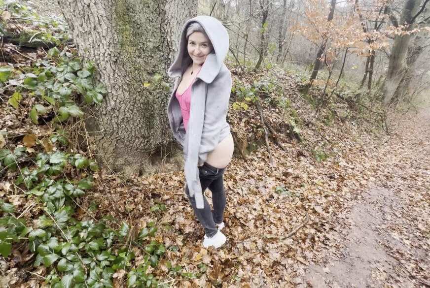 DerPornobeamte: Eiskalt draußen, aber ihre F***e ist schön warm! C******e mit EmmaSecret im Nebel!