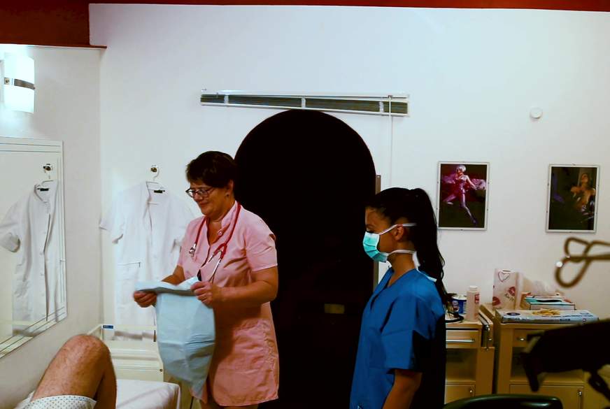 A**luntersuchung durch die Azubine. Ich zeige ihr noch einmal, wie es geht von S*******rSandra