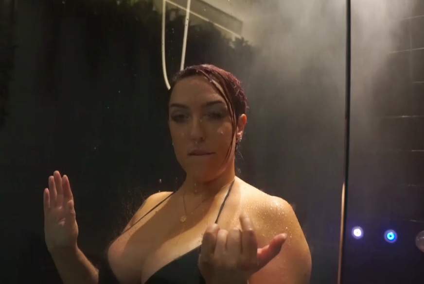 Kim-Judge: A***h und Titten anbeten unter der Dusche