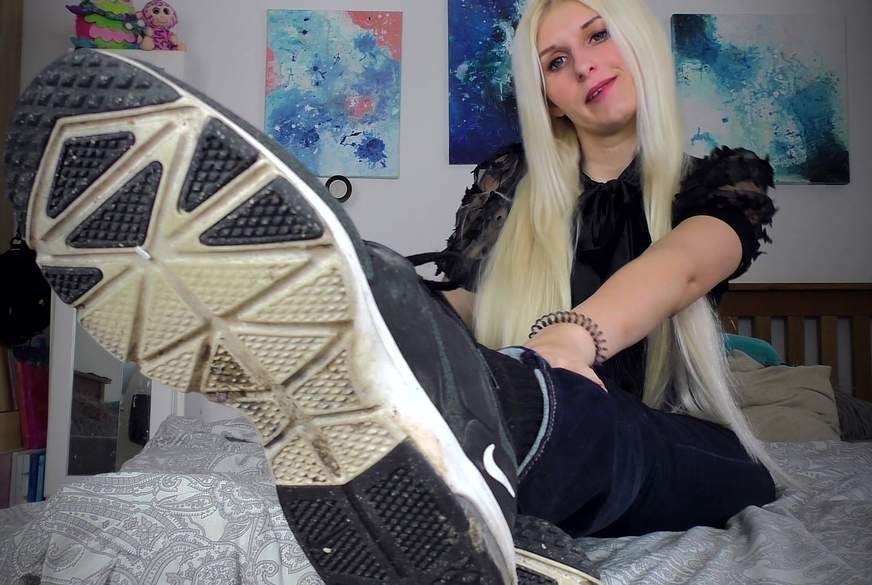 Verschwitzte Sneakers, Socken und Füße JOI von KittysXKat pic1