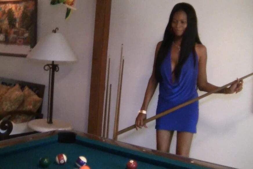 Schokobebe: Ein Stößchen am Billardtisch mit Schokobebe.