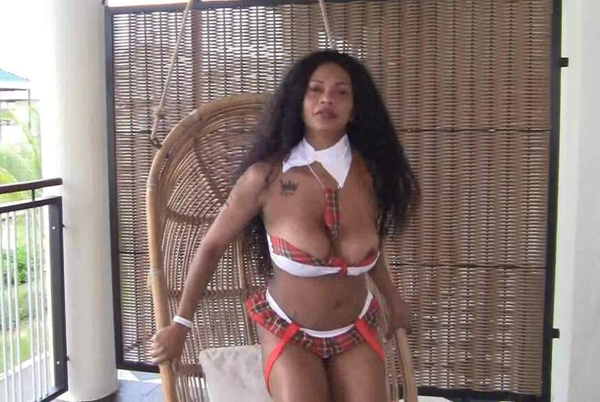 Schokobebe: Schokobebe steckt sich den Dildo in A***h und F***e