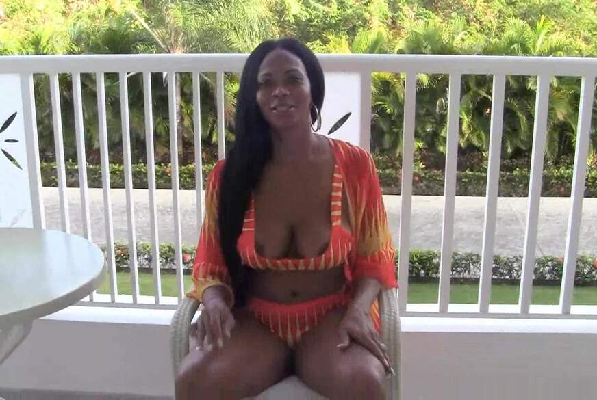 Schokobebe: Schokobebe vergnügt sich mit dem Dildo auf dem Balkon