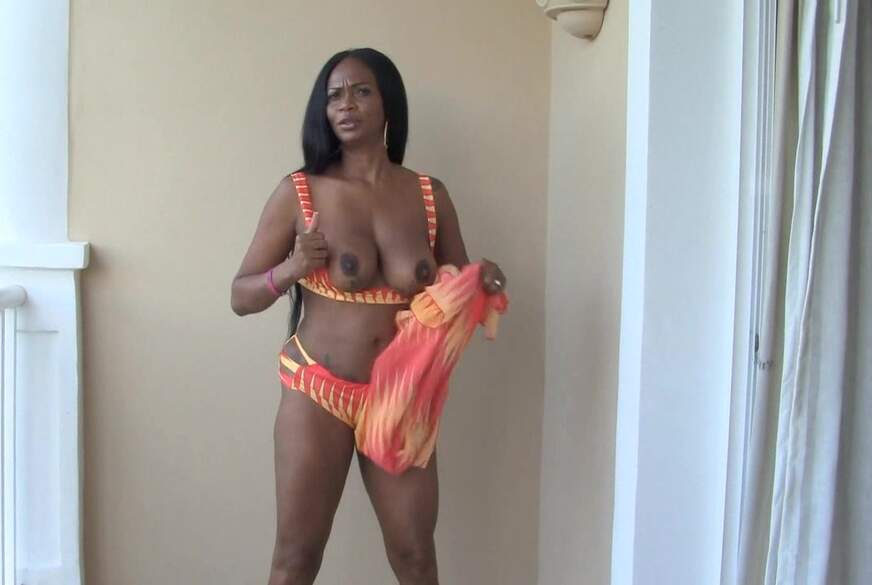 Schokobebe: Schokobebe vergnügt sich mit dem Dildo auf dem Balkon