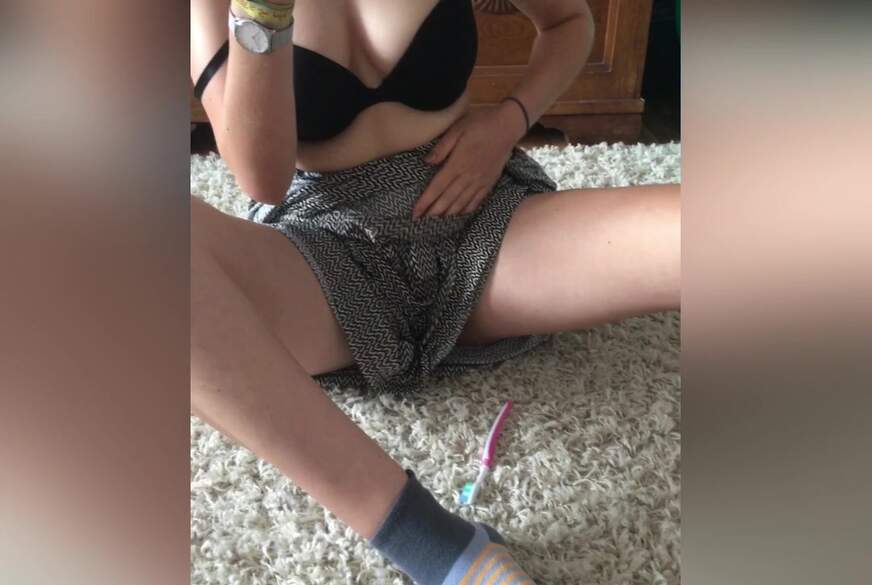 AmateureJenny: Ich besorgs mir mit meiner Zahnbürste TEIL 1