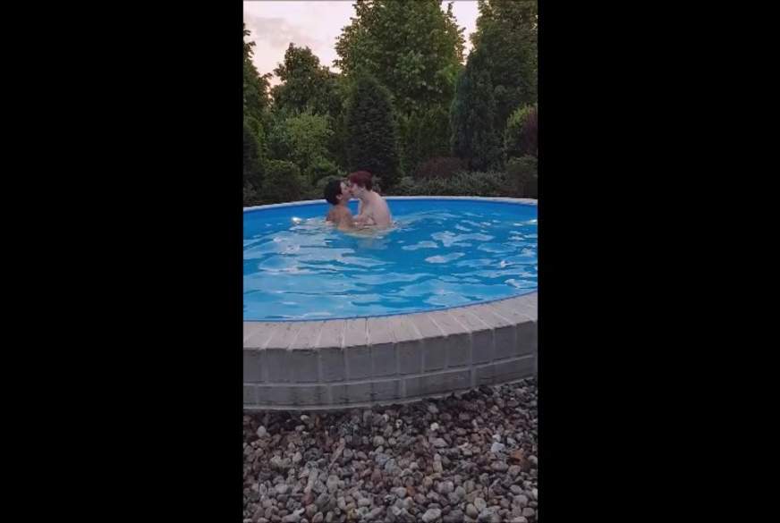 TittenMichelle: 2 geile Lesben am Pool