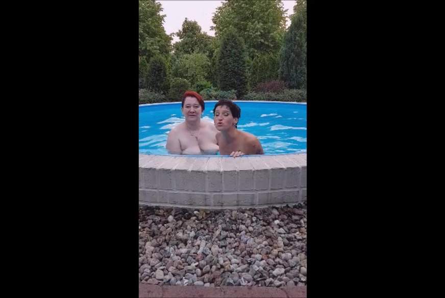TittenMichelle: 2 geile Lesben am Pool