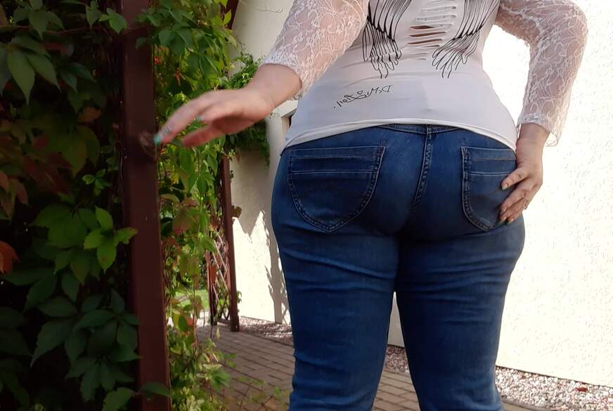 TittenMichelle: Jeansp**s outdoor