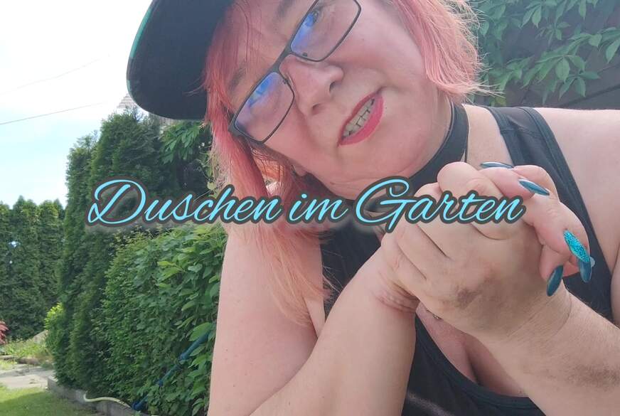 Duschen im Garten von TittenMichelle pic1