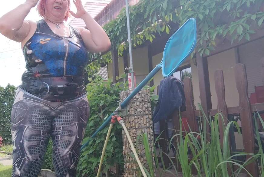 TittenMichelle: Duschen im Garten